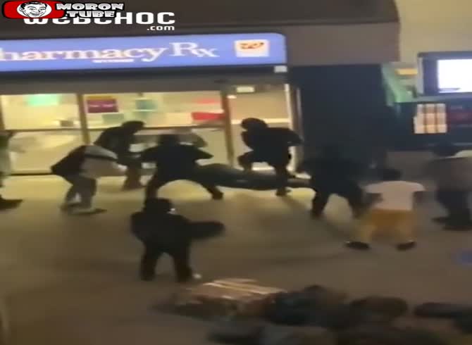 Video :He assaults a lady, and onlookers assault him